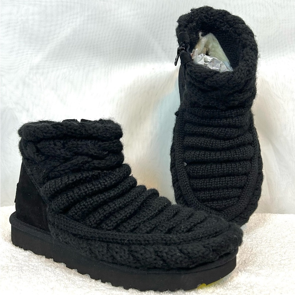NEW UGG Women’s Classic Mini Chinky Cable Knit Black Boots / Size US 6